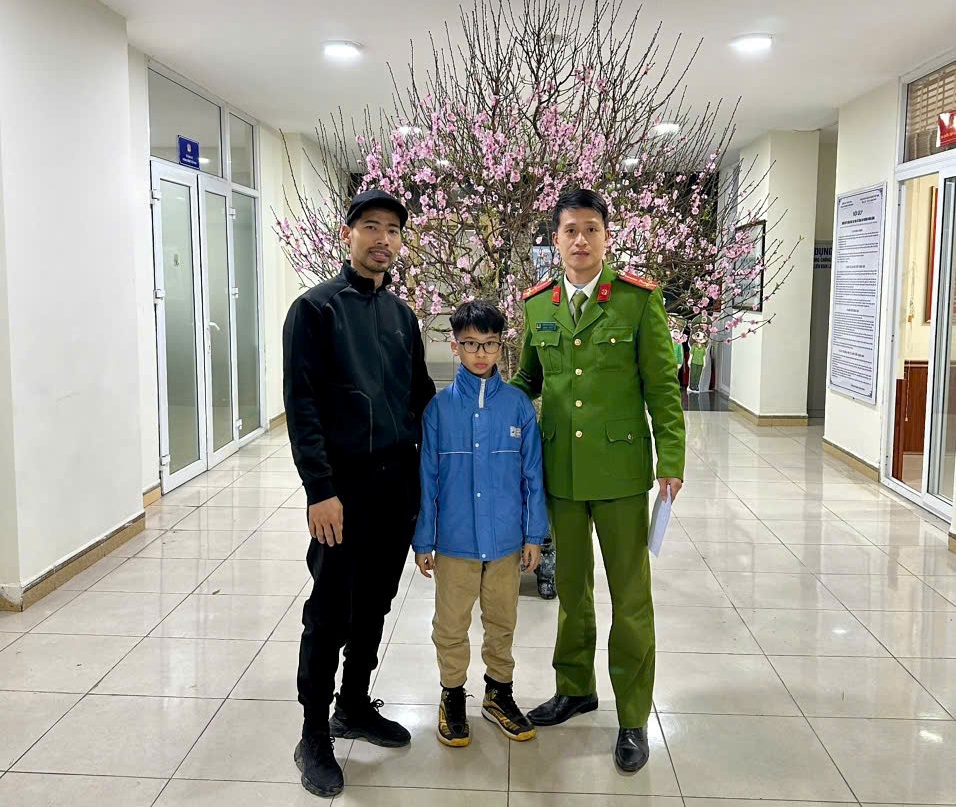 Công an phường Hồng Bàng nhanh chóng tìm thấy cháu bé bị lạc tại khu vực cầu Hoàng Văn Thụ